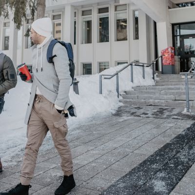 entrée de pavillon déneigée